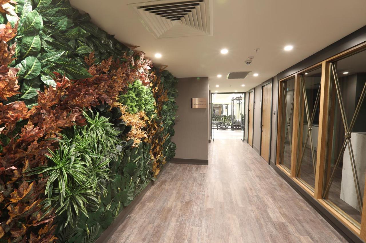 Limak Skopje Luxury Hotel Kültér fotó Living wall in a hotel