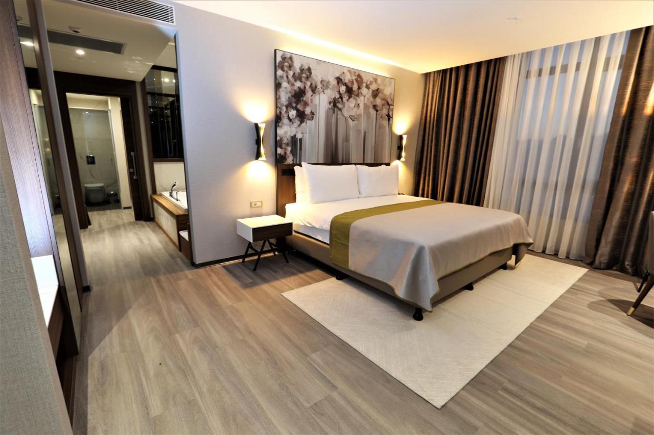 Limak Skopje Luxury Hotel Kültér fotó A bedroom at the hotel