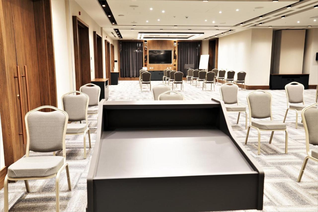Limak Skopje Luxury Hotel Kültér fotó A stage in a meeting room