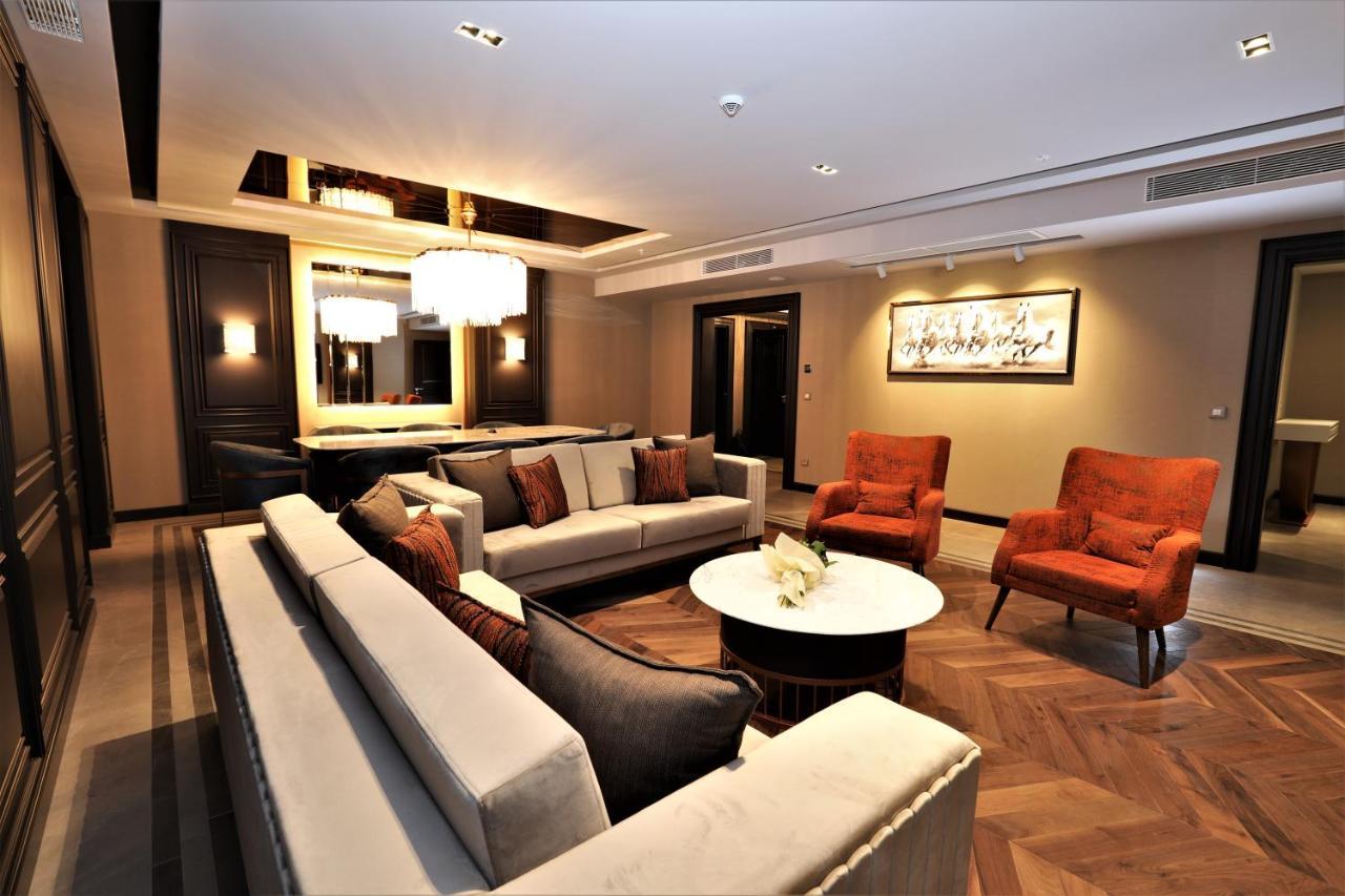 Limak Skopje Luxury Hotel Kültér fotó The interior of the club lounge at the airport