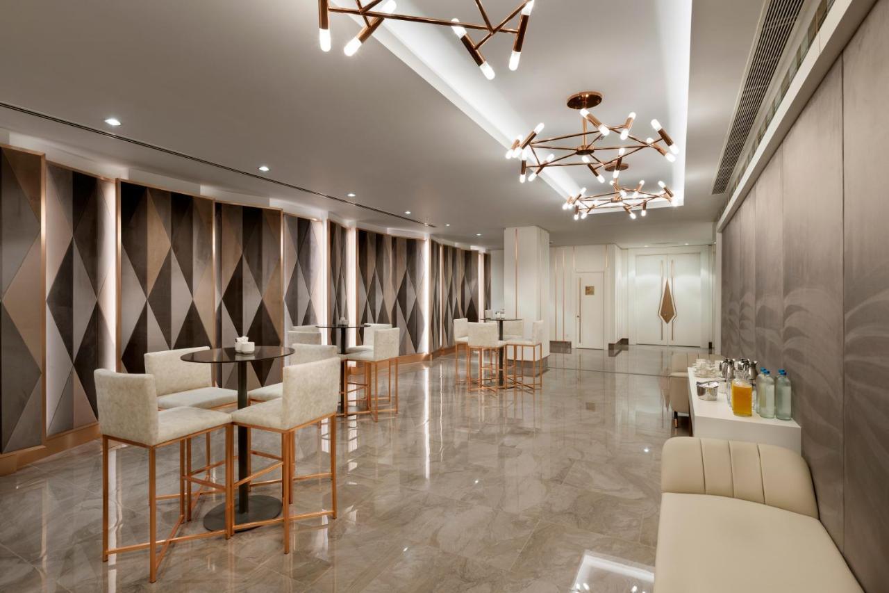 Limak Skopje Luxury Hotel Kültér fotó The lounge at the airport